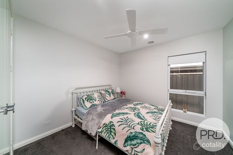 Property photo of 14 Ross Parkway Gobbagombalin NSW 2650