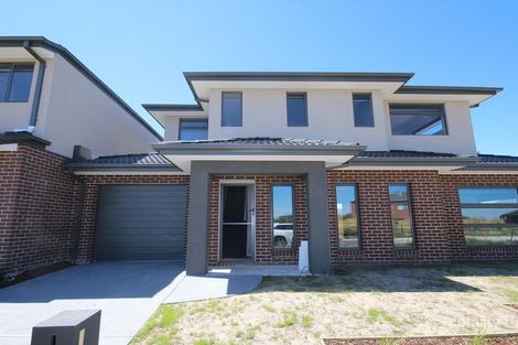 Property photo of 2/8 Caversham Drive Pakenham VIC 3810