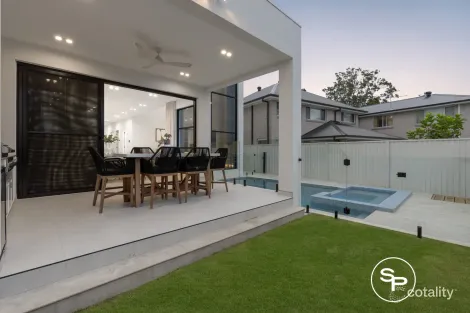 Property photo of 12 Askew Loop Gledswood Hills NSW 2557