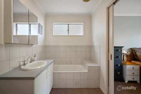 Property photo of 6 Proud Terrace Flora Hill VIC 3550