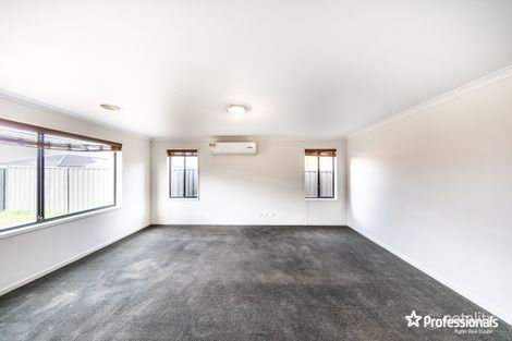 Property photo of 15 Phoenix Circuit Brookfield VIC 3338