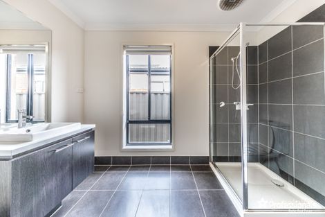 Property photo of 15 Phoenix Circuit Brookfield VIC 3338