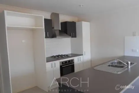 4/50 Pomegranate Way, Pakenham, VIC 3810