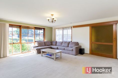 Property photo of 17 Skye Crescent Endeavour Hills VIC 3802