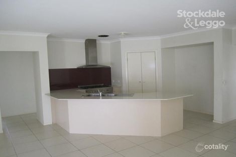 Property photo of 21 Edgecliff Close Taylors Hill VIC 3037