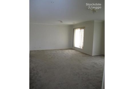 Property photo of 21 Edgecliff Close Taylors Hill VIC 3037