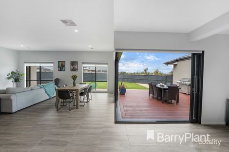 Property photo of 2 Leafy Road Werribee VIC 3030