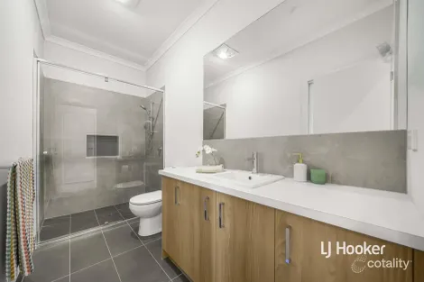 Property photo of 86 Treeve Parkway Werribee VIC 3030