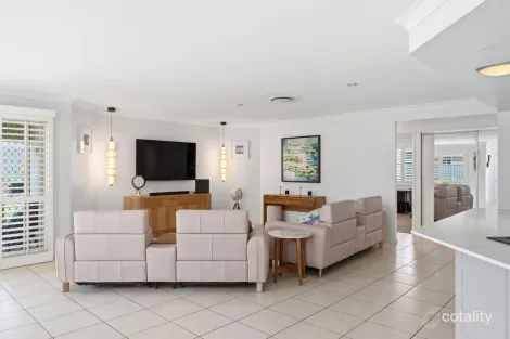 Property photo of 10 Lanaglen Drive Birkdale QLD 4159