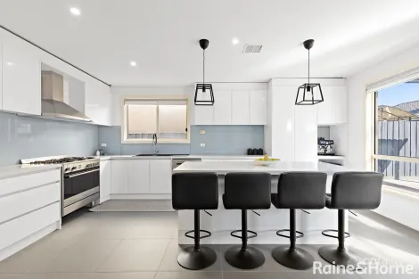 Property photo of 8 Bradano Lane Roxburgh Park VIC 3064