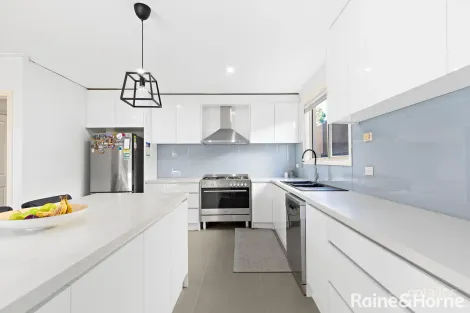 Property photo of 8 Bradano Lane Roxburgh Park VIC 3064