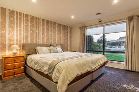 Property photo of 47 Scotsdale Drive Cranbourne East VIC 3977