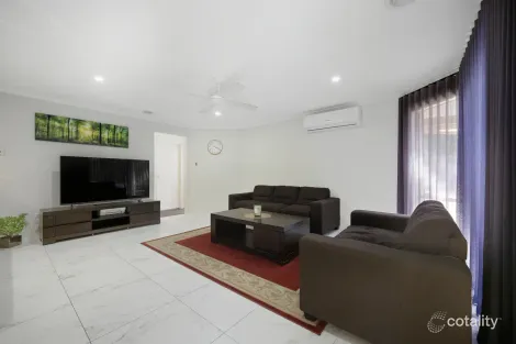 Property photo of 33 McKenzie Crescent Roxburgh Park VIC 3064