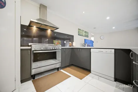 Property photo of 33 McKenzie Crescent Roxburgh Park VIC 3064