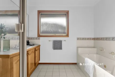 Property photo of 10 Allardice Parade Berwick VIC 3806