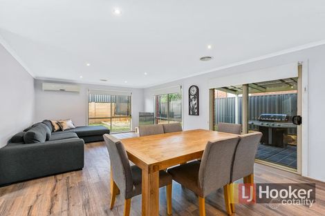 Property photo of 8 Pashia Grove Pakenham VIC 3810