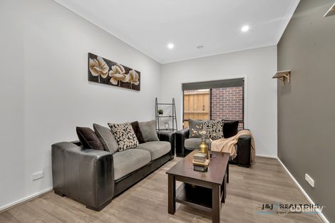 Property photo of 33 Holgate Avenue Clyde North VIC 3978