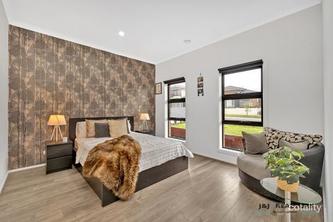 Property photo of 33 Holgate Avenue Clyde North VIC 3978