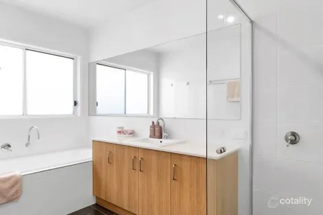 Property photo of 2/59 Jellicoe Street Mount Lofty QLD 4350