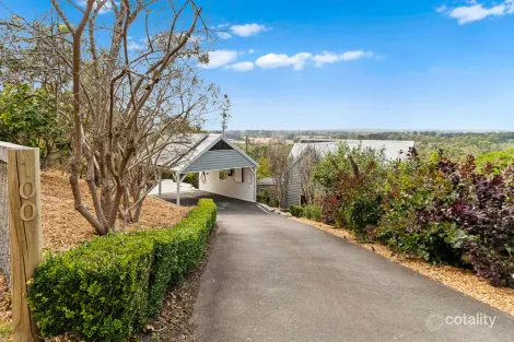 Property photo of 100 Eumeralla Grove Mount Eliza VIC 3930