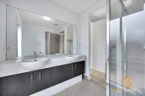 Property photo of 35 Rifflebird Drive Tarneit VIC 3029