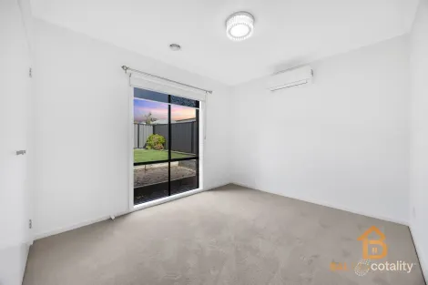 Property photo of 35 Rifflebird Drive Tarneit VIC 3029