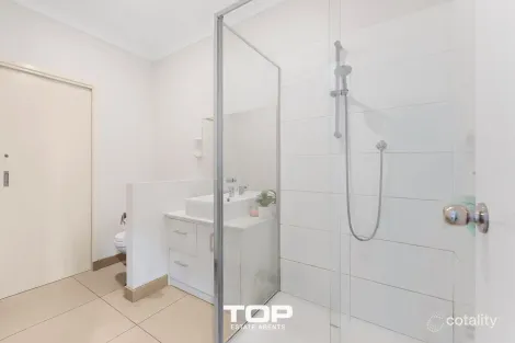 Property photo of 17/10 Mickleham Drive Cranbourne North VIC 3977