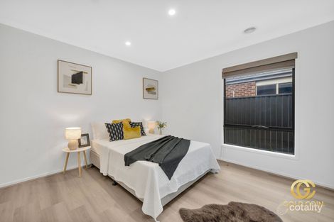 Property photo of 19 Fleuve Rise Clyde North VIC 3978