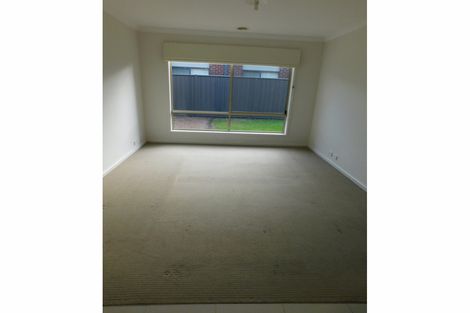 Property photo of 16 Speechley Court Sale VIC 3850
