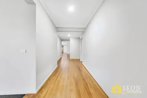 Property photo of 13 Raindrop Circuit Fraser Rise VIC 3336