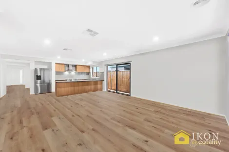 Property photo of 13 Raindrop Circuit Fraser Rise VIC 3336
