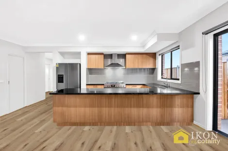 Property photo of 13 Raindrop Circuit Fraser Rise VIC 3336