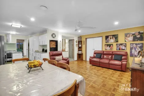 Property photo of 2 Merton Court Endeavour Hills VIC 3802