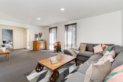 Property photo of 17 Fadden Grove Sunbury VIC 3429