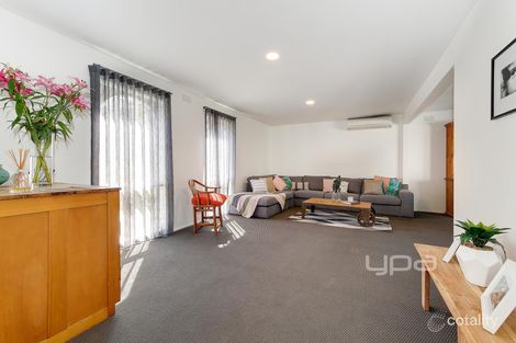 Property photo of 17 Fadden Grove Sunbury VIC 3429