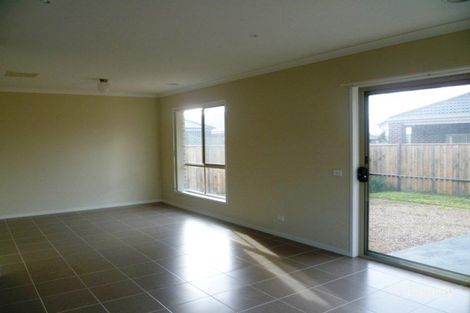 Property photo of 2 Moura Place Doreen VIC 3754