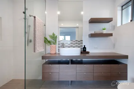 Property photo of 14 Ensenada Court Broadbeach Waters QLD 4218