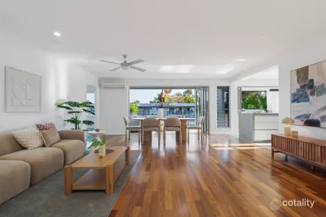 Property photo of 14 Ensenada Court Broadbeach Waters QLD 4218