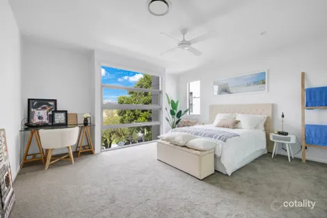 Property photo of 1 Grant Place Broadbeach Waters QLD 4218