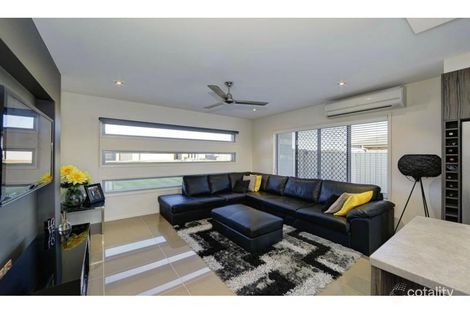 Property photo of 7 Wedgeleaf Place Ashfield QLD 4670