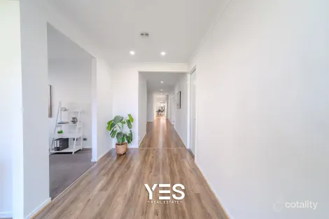 Property photo of 8 Godfrey Avenue Cranbourne East VIC 3977