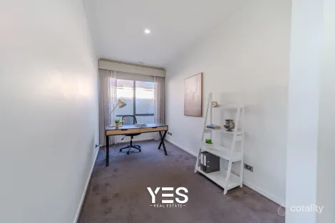 Property photo of 8 Godfrey Avenue Cranbourne East VIC 3977