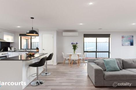 Property photo of 11 Wattlewoods Place Carrum Downs VIC 3201