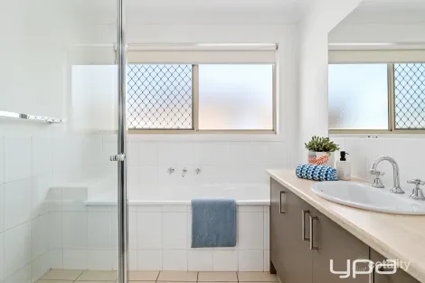 Property photo of 13 Buckley Way Caroline Springs VIC 3023