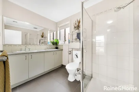 Property photo of 2/77 Bronson Circuit Hoppers Crossing VIC 3029