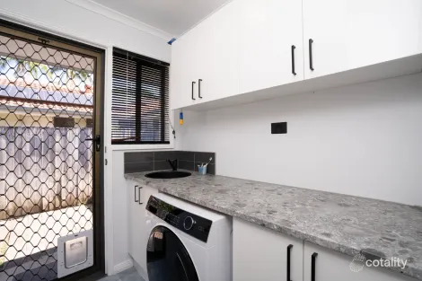 Property photo of 1/6 Botanical Drive Labrador QLD 4215