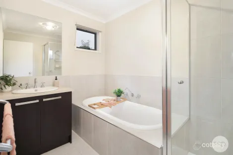 Property photo of 2 Liston Close Mount Clear VIC 3350