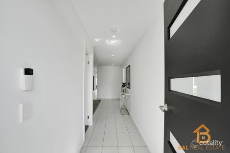 Property photo of 33 Lilyturf Drive Tarneit VIC 3029