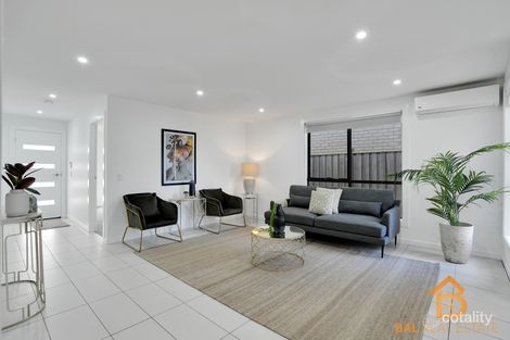Property photo of 33 Lilyturf Drive Tarneit VIC 3029