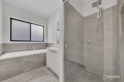 Property photo of 33 Buckingham Boulevard Strathtulloh VIC 3338